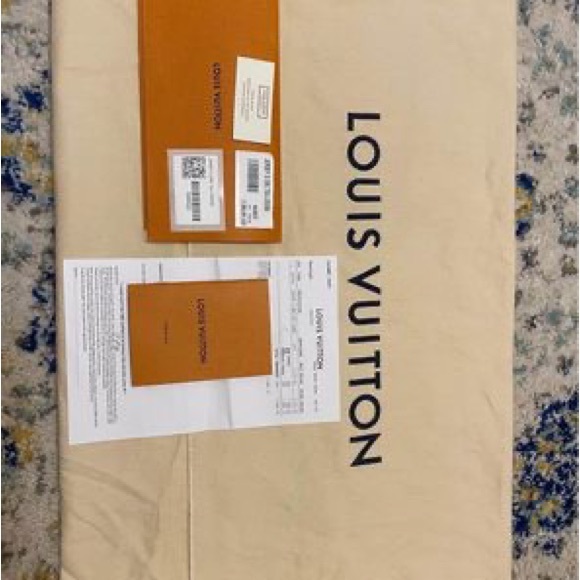 Authentic LV cross body/ shoulder bag. - Picture 4 of 10